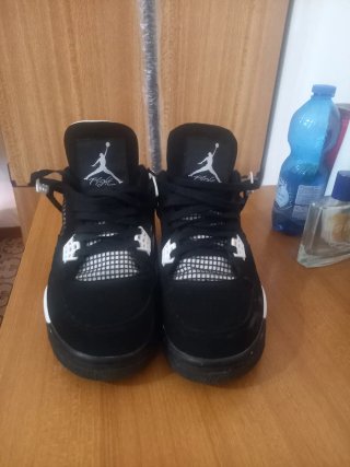 Scarpe Jordan nere e bianche