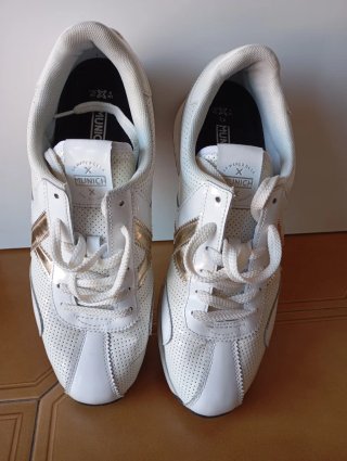 Zapatillas Munich Osaka Blancas y Doradas