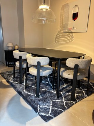 Alfombra pelo largo negro, blanco y gris.