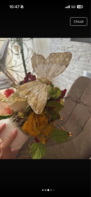 Composizione fiori finti oro e rossi
