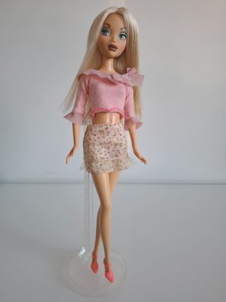 Barbie My Scene Y2K con outfit rosa, 2004