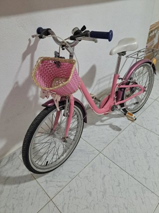 Bicicleta infantil rosa con cesta