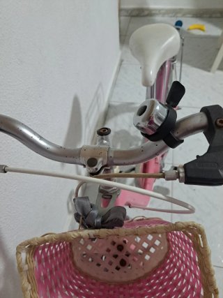 Bicicleta infantil rosa con cesta