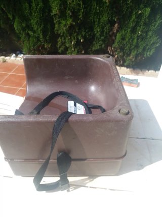 Trona infantil marrón con cinturón