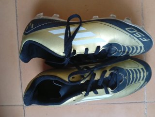Botas Fútbol Messi Talla 38 Doradas