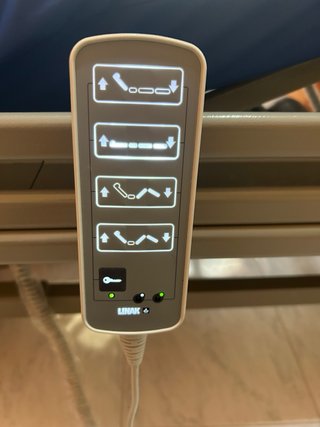 Cama hospitalaria regulable en altura