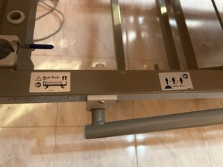 Cama hospitalaria regulable en altura