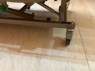 Cama hospitalaria regulable en altura