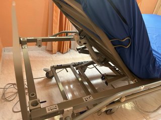 Cama hospitalaria regulable en altura