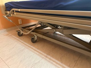 Cama hospitalaria regulable en altura