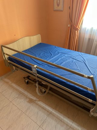 Cama hospitalaria regulable en altura