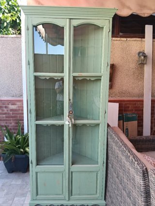 Mueble esquinero de madera verde