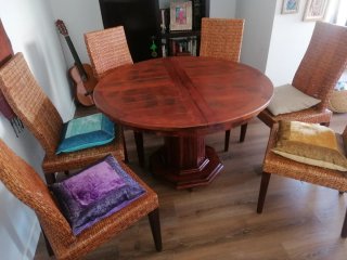 Mesa redonda de madera para 6 personas con sillas