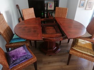 Mesa redonda de madera para 6 personas con sillas