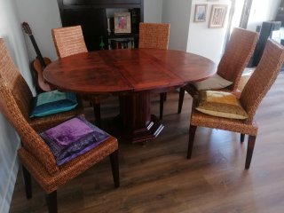 Mesa redonda de madera para 6 personas con sillas