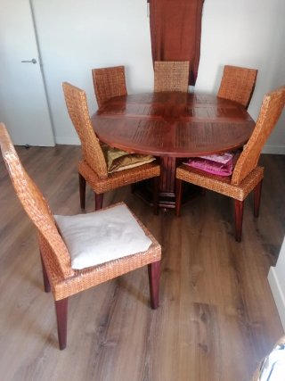 Mesa redonda de madera para 6 personas con sillas