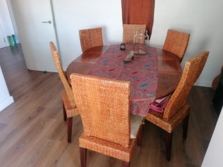 Mesa redonda de madera para 6 personas con sillas