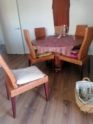 Mesa redonda de madera para 6 personas con sillas