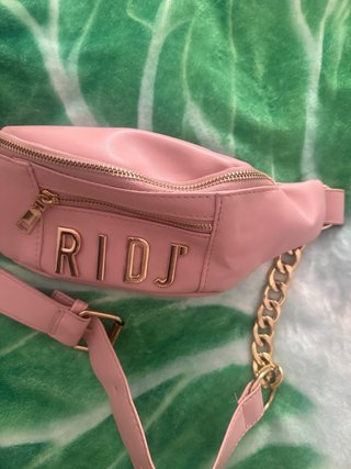 Riñonera rosa con letras doradas