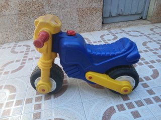 Moto de juguete azul y amarilla
