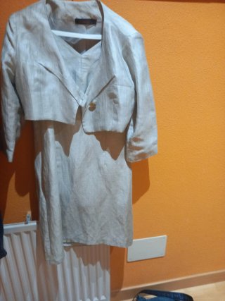 Vestido y chaqueta beige
