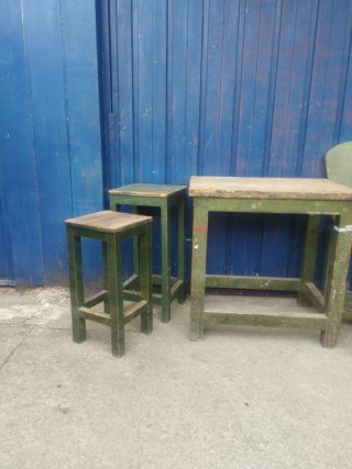 Mesa y sillas de madera antiguas