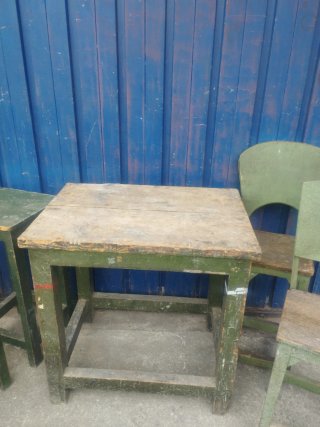 Mesa y sillas de madera antiguas