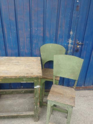 Mesa y sillas de madera antiguas