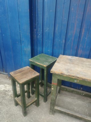 Mesa y sillas de madera antiguas