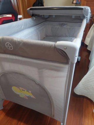 Cuna de viaje plegable con dos niveles y cambiador