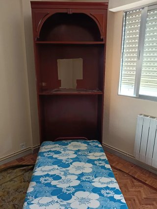 Mueble de madera marrón,con cama