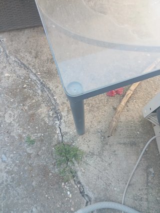 Mesa metálica pequeña exterior cristal