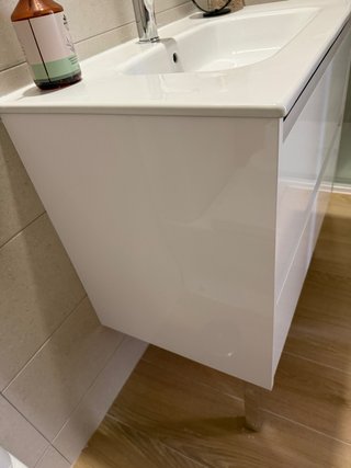 Mueble de baño modular blanco y plata