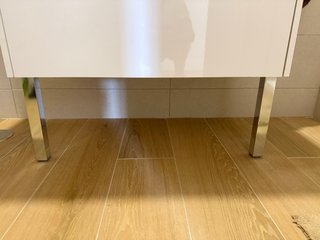 Mueble de baño modular blanco y plata
