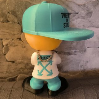 Piolín con gorra y ropa urbana