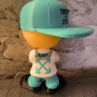 Piolín con gorra y ropa urbana
