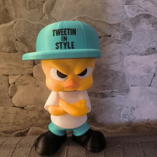 Piolín con gorra y ropa urbana