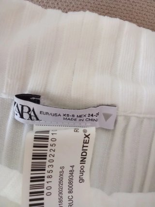 Lote 2 Tops Canalé Zara Negro y Blanco 1x4€