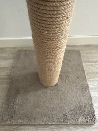 Tiragraffi per gatti con pallina