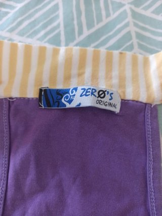 Camiseta morada con detalles amarillos