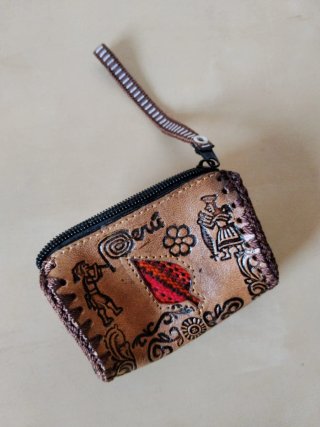 Monedero de cuero con diseño de Perú