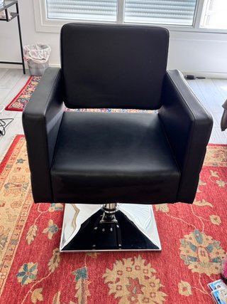 Una Sillón de peluquería negro’ solamente en perpe
