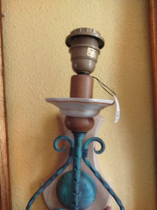 Lámpara de forja verde y madera