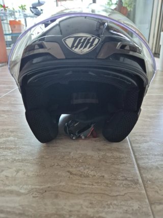 Casco de moto negro con visera