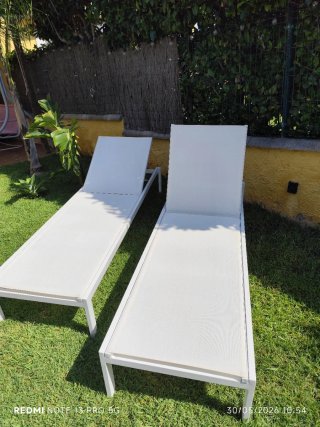 Tumbonas apilables aluminio color blanco.