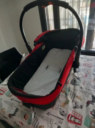 Carrito de bebé rojo y negro.  Marca Jané.