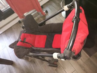 Carrito de bebé rojo y negro.  Marca Jané.