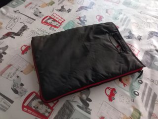 Carrito de bebé rojo y negro.  Marca Jané.