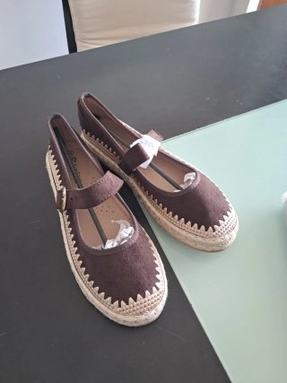 Zapatos de verano de chica sin estrenar