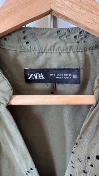 Vestido Zara verde bordado corto